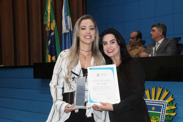 Mara Caseiro homenageia empresária com Comenda do Mérito do Trabalho