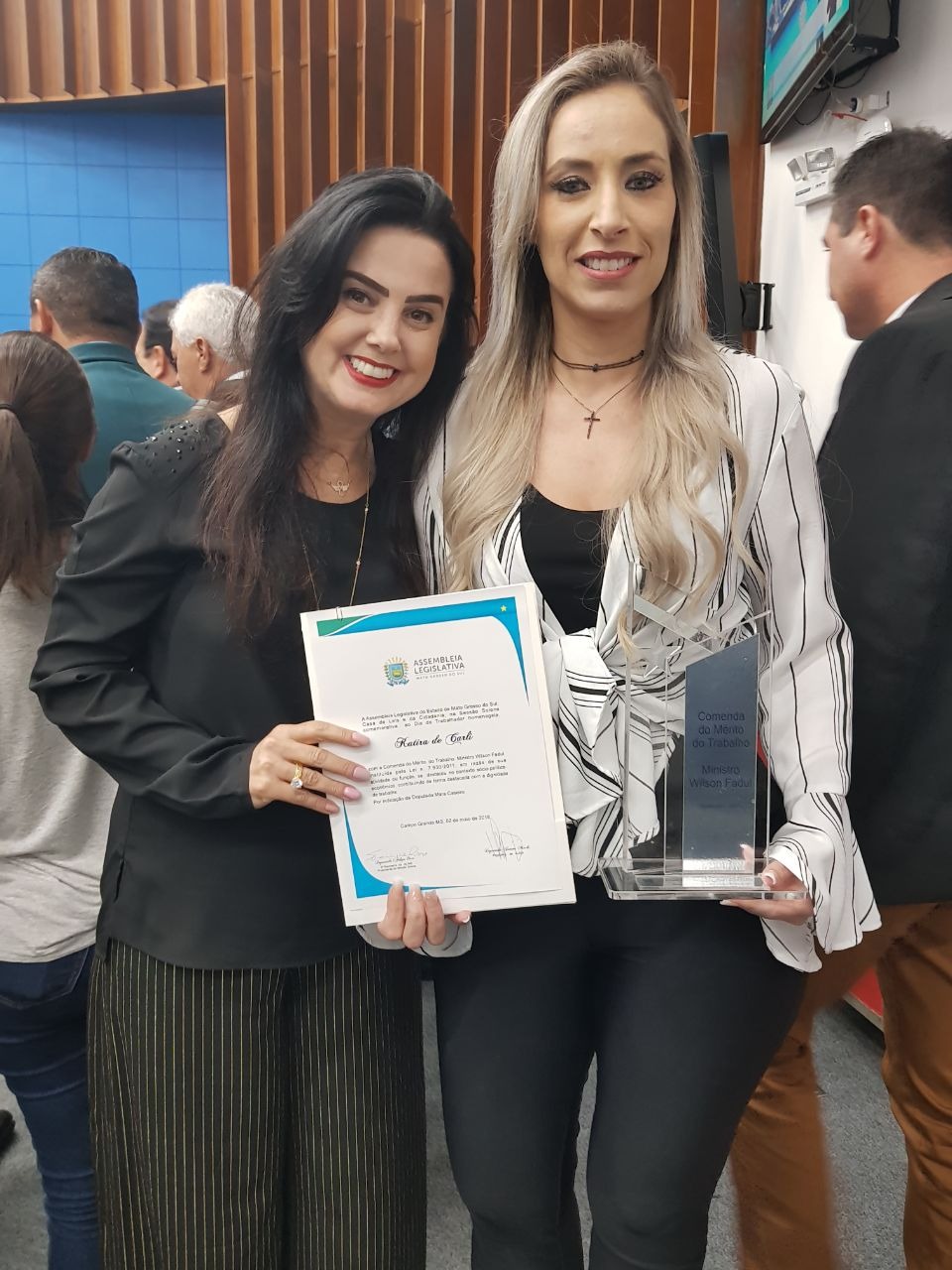 Mara Caseiro homenageia empresária com Comenda do Mérito do Trabalho