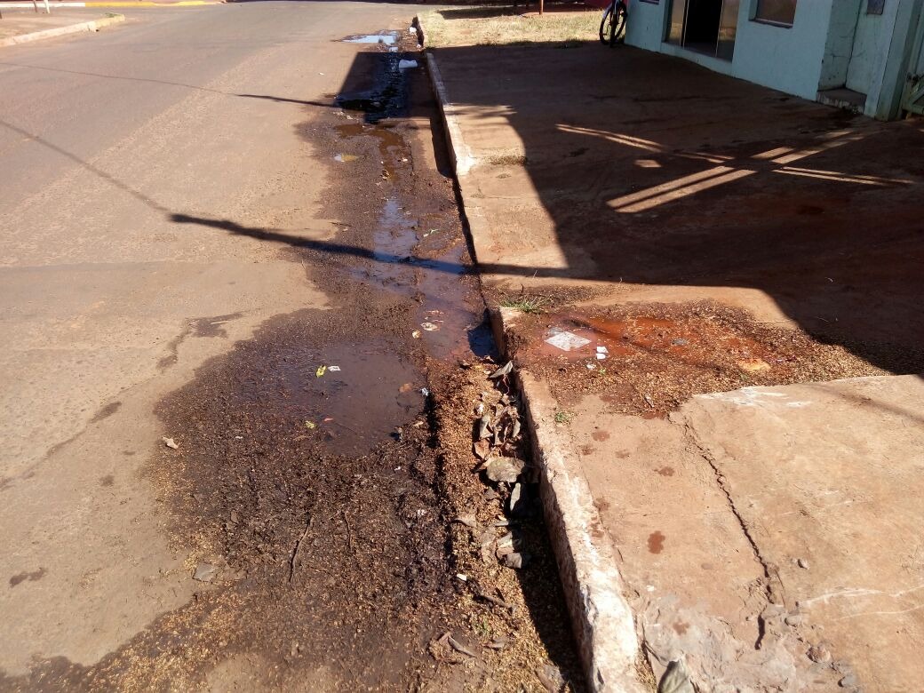 Vazamento de água próximo do ponto de esgoto na rua Dona Francisca Stradiotti centro. Foto Weber Araujo