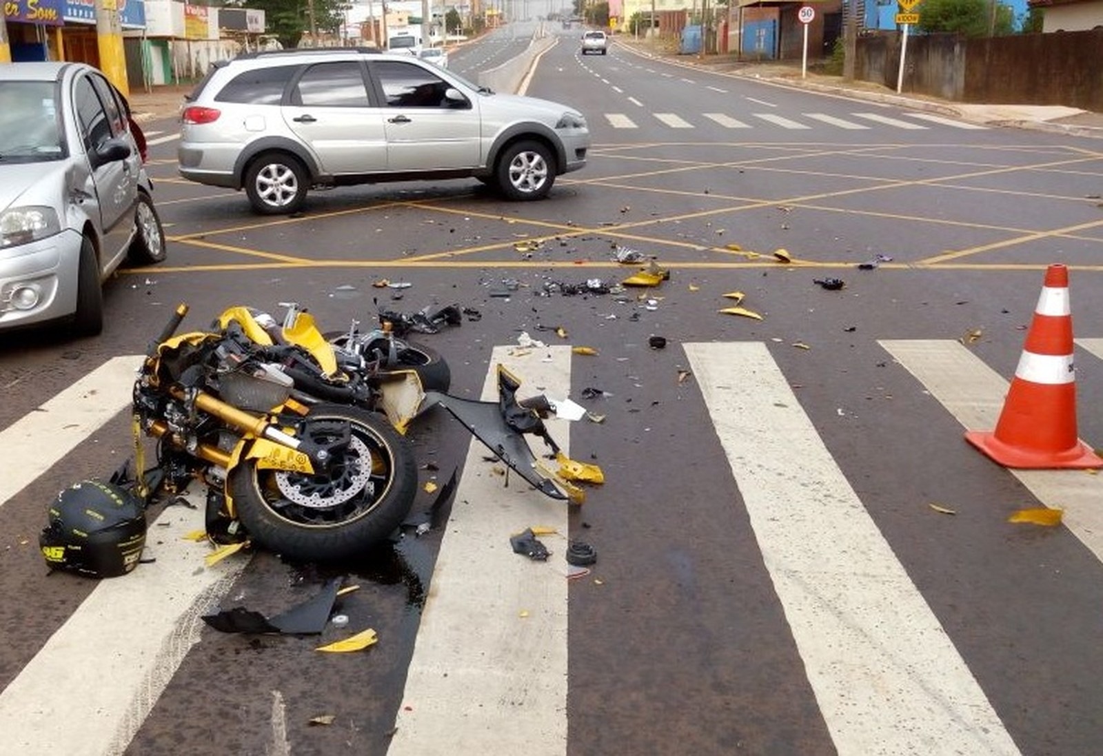 Motociclista morre após colisão com C3 em avenida ‘polêmica’ Motociclista morre após colisão com C3 em avenida ‘polêmica’