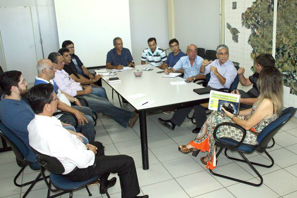 Plano de Redução de Acidentes Agetran (Agência de Transporte e Trânsito). em reunião