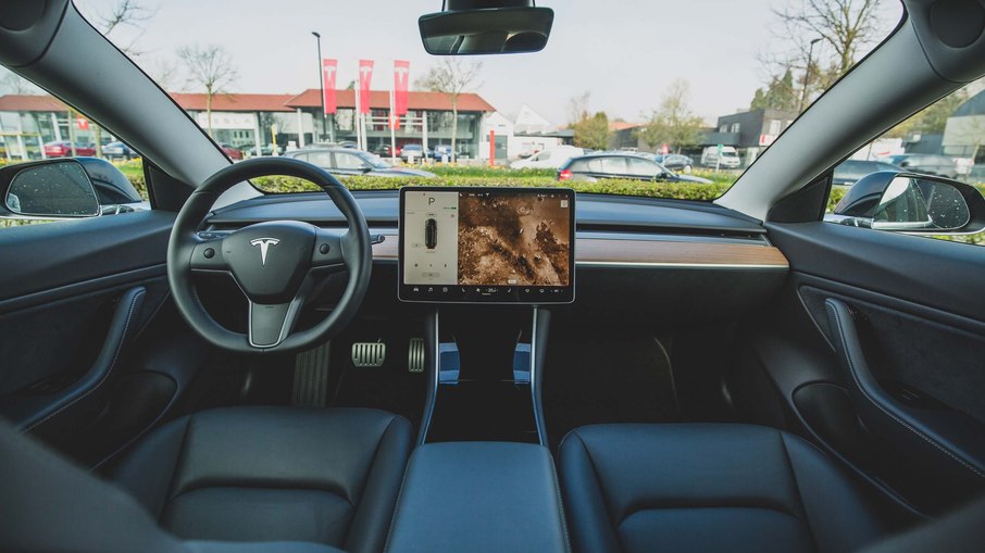 Mulher vê Tesla andando sozinho, se apavora e tenta impedir; assista Mulher vê Tesla andando sozinho, se apavora e tenta impedir; assista