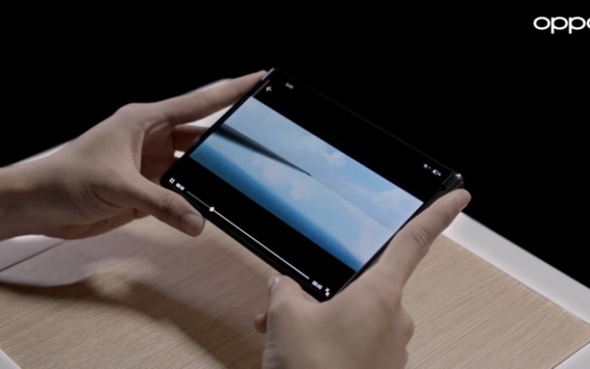 Celular da Oppo com tela enrolável carrega bateria à distância; veja vídeo Celular da Oppo com tela enrolável carrega bateria à distância; veja vídeo