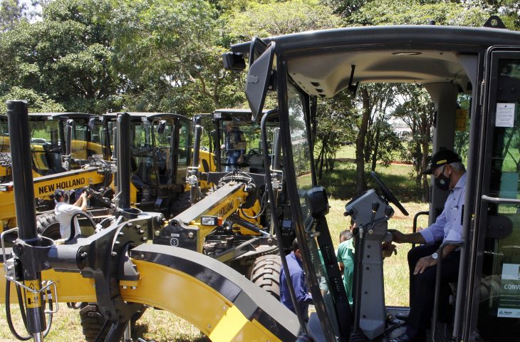 Governador entrega moto niveladoras para atender Agricultura Familiar nos municípios