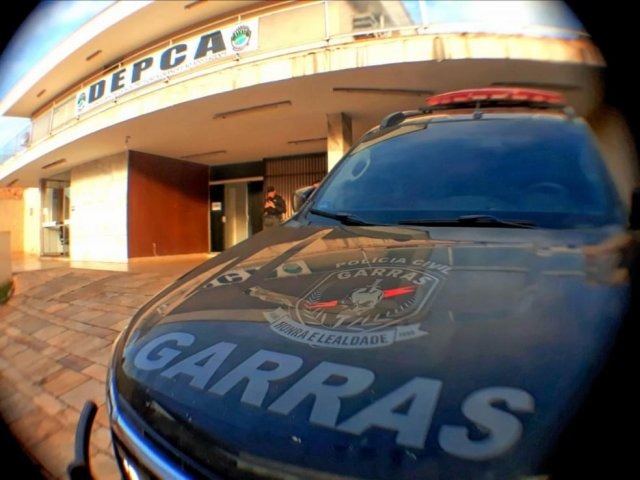 Movimentação em frente Depca na manhã desta quinta-feira; presos estão sendo levado para a delegacia (Foto: Saul Schramm)