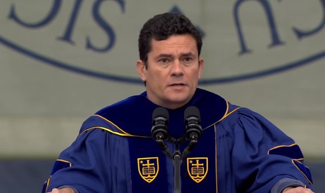 'Ninguém está acima da lei', diz Moro em discurso nos EUA O juiz Sergio Moro durante o discurso aos formandos de 2018 da Universidade de Notre Dame (Foto: Reprodução)