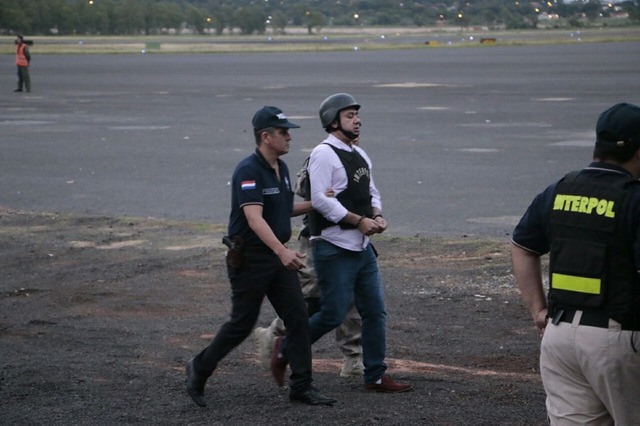 Jarvis Pavão sendo extraditado do Paraguai para o Brasil, onde cumpre pena por tráfico de drogas e lavagem de dinheiro no presídio federal de Mossoró (Foto: Secretaria Nacional de Políticas sobre Drogas/Divulgação)