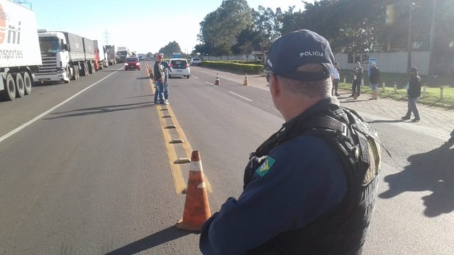 Protesto dos caminhoneiros de MS tem adesão de profissionais da Bolívia e Paraguai (Foto: Eduardo Almeida/TV Morena)
