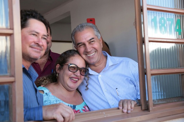 Alegria da dona de casa ao receber do governador a chave de seu teto. Foto: Denílson Secreta