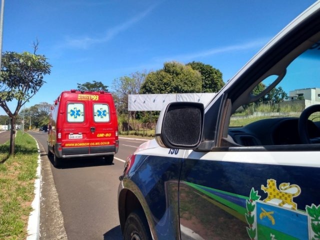 Menina de 13 anos é estuprada, agredida e jogada em córrego por trio Corpo de Bombeiros e Polícia Militar no local do crime (Foto: Marta Ferreira)