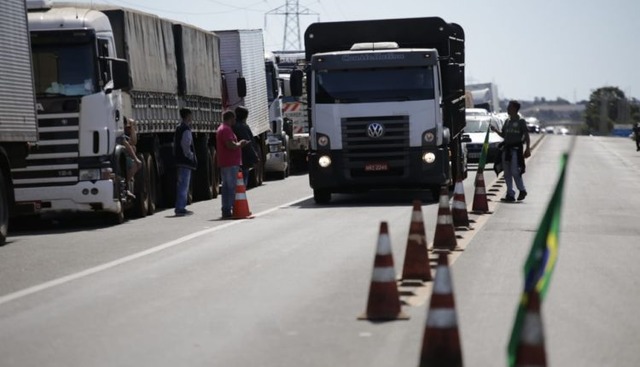 Caminhoneiros entram no oitavo dia de greve com 19 pontos de bloqueio em MS Caminhoneiros pedem a redução no valor dos combustíveis e não só do diesel, afirma sindicato. (Foto: Marcos Ermínio)