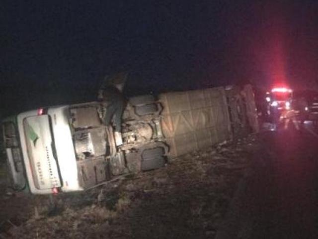 Ônibus tombou após sair da pista (Foto: divulgação / Corpo de Bombeiros)