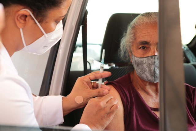 Prefeitura realiza drive-thru de vacinação contra Covid para idosos de 67 anos acima