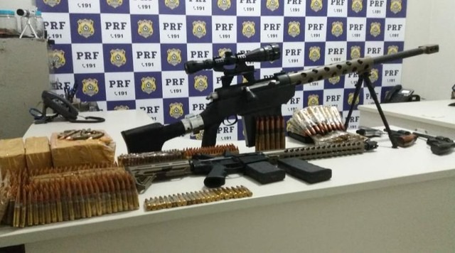 Metralhadora capaz de derrubar avião, fuzil e outras armas que iriam para SP são apreendidas em MS Metralhadora capaz de derrubar avião, fuzil e outras armas que iriam para SP são apreendidas em MS