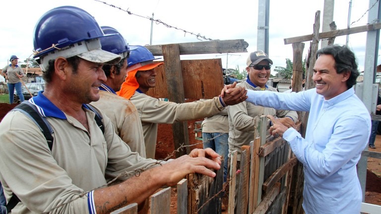 Prefeitura e Governo entregam material para construção das primeiras 40 casas