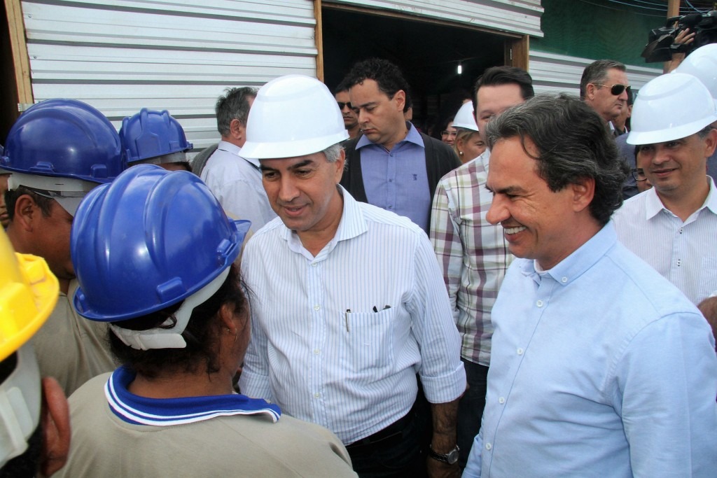 Prefeitura e Governo entregam material para construção das primeiras 40 casas