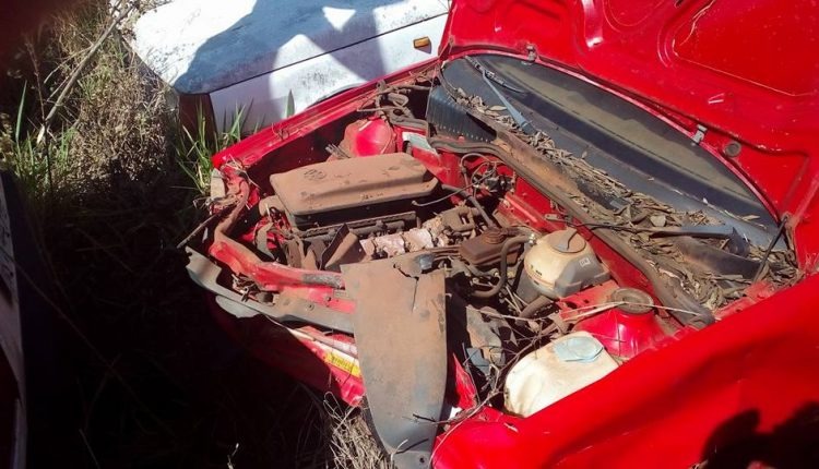 O Volkswagen Gol estava batido e deteriorado no pátio do Detran. (Foto: Reprodução Facebook)