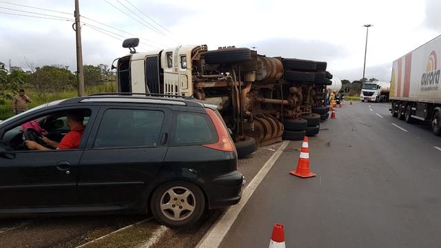 MPMS vai investigar as causas dos tombamentos de caminhões com cargas no entroncamento da BR 163 com a 060 MPMS vai investigar as causas dos tombamentos de caminhões com cargas no entroncamento da BR 163 com a 060