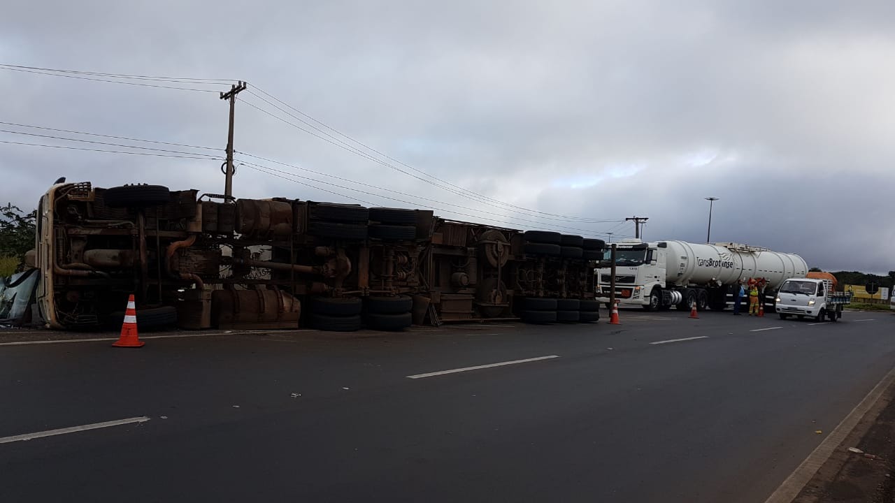 MPMS vai investigar as causas dos tombamentos de caminhões com cargas no entroncamento da BR 163 com a 060 MPMS vai investigar as causas dos tombamentos de caminhões com cargas no entroncamento da BR 163 com a 060