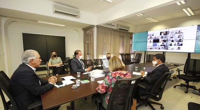 Valdir Junior na live com o governador Reinaldo, o deputado Gerson e a secretária de Educação, Maria Cecília. 