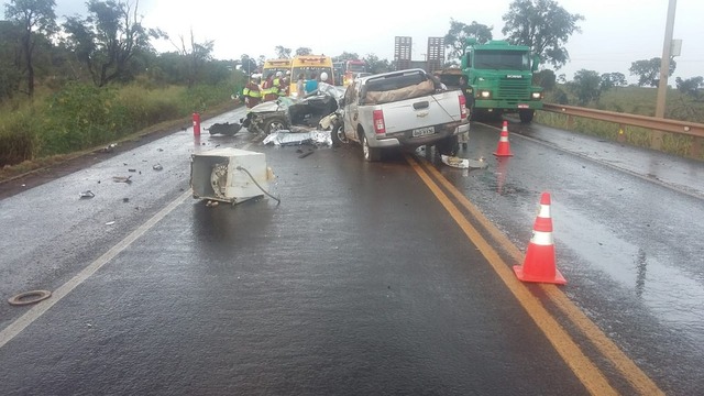 Carro de jogador ficou destruído com impacto em rodovia de MS (Foto: PRF/Divulgação)