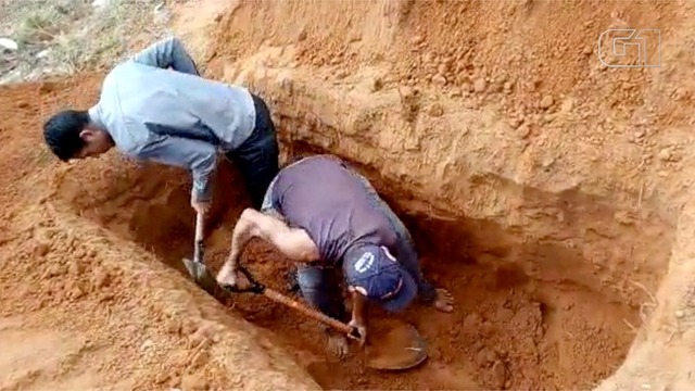 Caixão não entra e família termina cova para enterrar corpo de pescador em MS Primos do pescador que morreu aumentando a cova (Foto: Humberto Cristaldo / Arquivo pessoal)