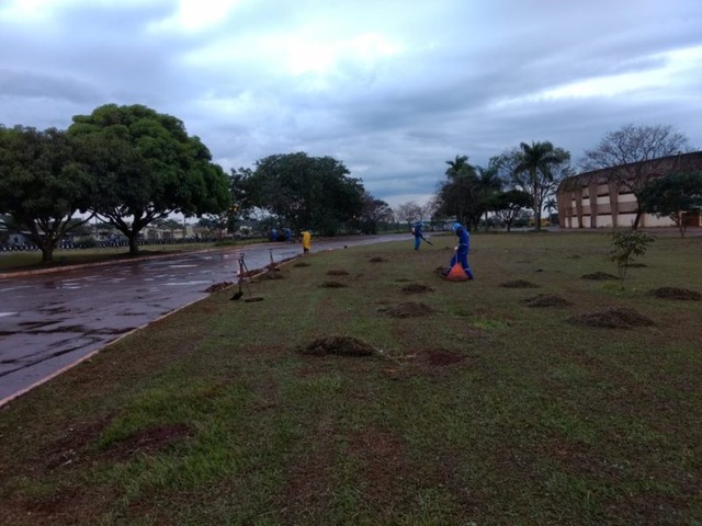 Ruas, rotatórias, parques e associações recebem serviços da Prefeitura