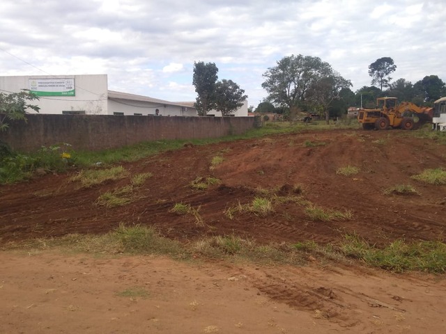 Prefeitura denuncia ex-secretário após limpeza de terreno para instalação de projeto social para APAE Maquina limpando terreno para construção da horta orgânica para a APAE