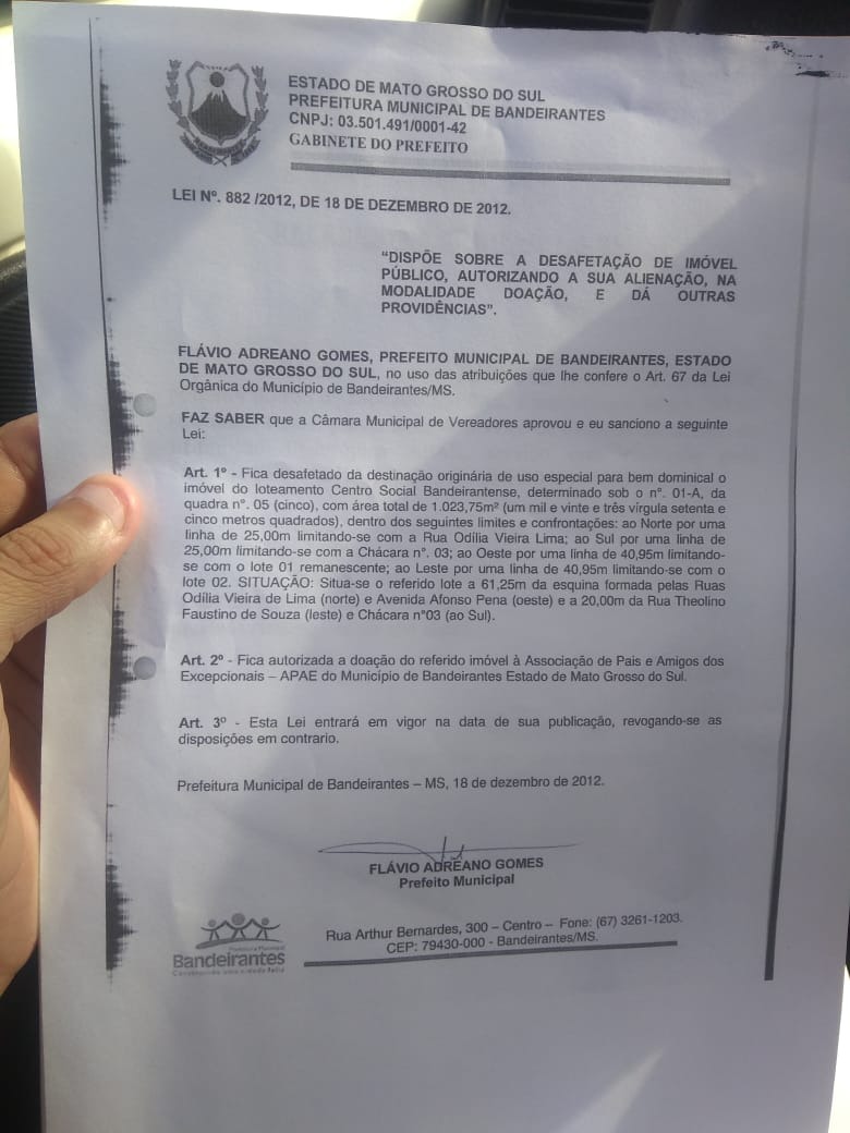 Prefeitura denuncia ex-secretário após limpeza de terreno para instalação de projeto social para APAE Documento da aprovação com data de 18 de Dezembro de 2012 a LEI 882/2012 da doação do terreno a APAE (Associação de Pais e Amigos dos Excepcionais)
