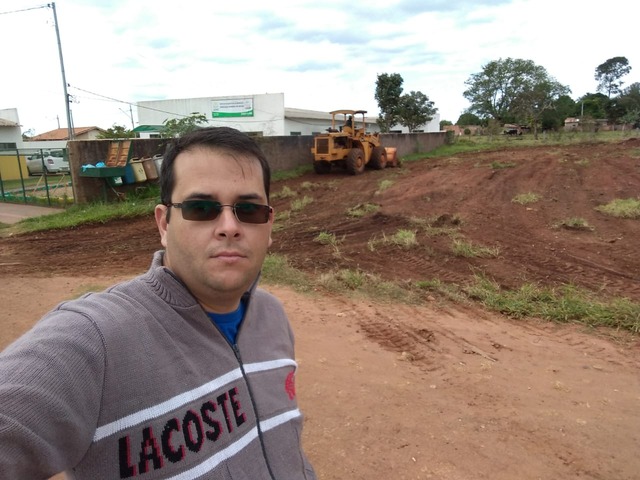 Prefeitura denuncia ex-secretário após limpeza de terreno para instalação de projeto social para APAE Josimar Omena no momento que o terreno esta sendo limpo