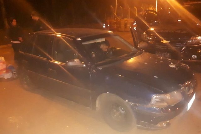 Suspeitos de atentado a prefeito são presos fugindo para a Capital Carro que foi utilizado pelo casal para fugir (Foto: divulgação/Polícia Civil)
