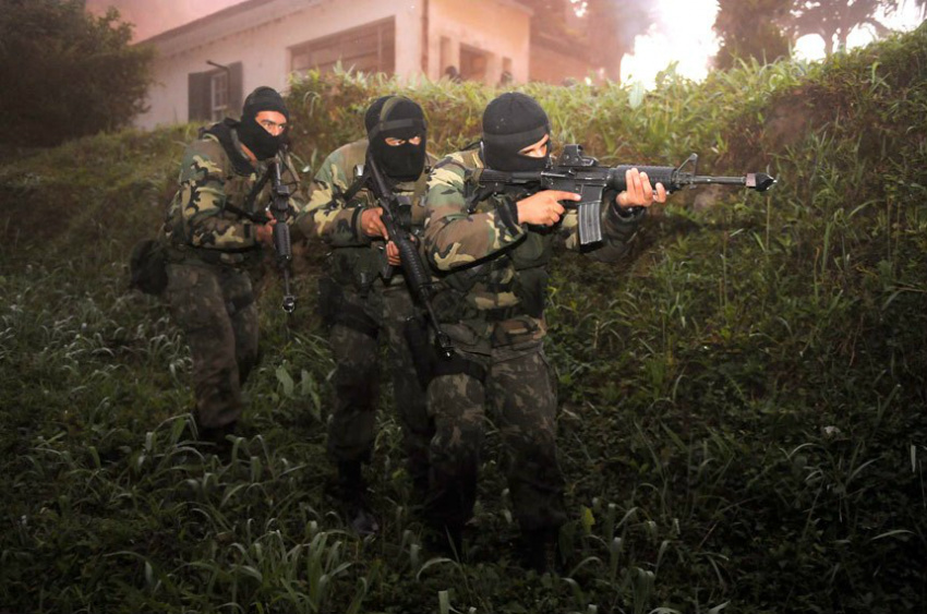 Grupo das Forças Armadas em treinamento para combater possíveis ameaças de terrorismo no país