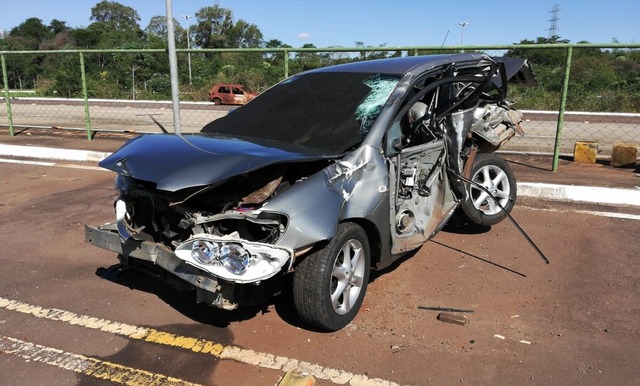 Carro em que estavam as vítimas ficou destruído (Foto: Polícia Civil/Divulgação)
