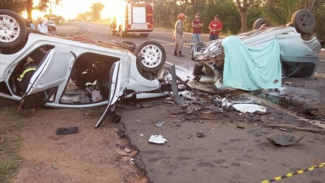 Veículos explodem após colisão frontal e duas pessoas morrem na BR-262 Veículos explodem após colisão frontal e duas pessoas morrem na BR-262