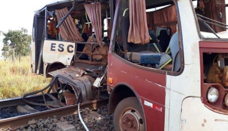 Ônibus escolar estraga em cima de linha férrea e é atingido por trem em MS Ônibus escolar estraga em cima de linha férrea e é atingido por trem em MS