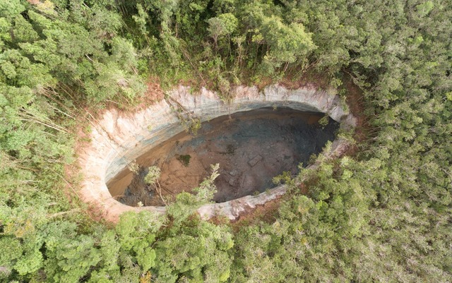 Cratera misteriosa na Bahia aumentou quase 3 metros em 7 dias Cratera misteriosa na BA aumentou quase 3 m em 7 dias (Foto: OrtoPixel – Soluções com Drones, Geotecnologias e Arquitetura)