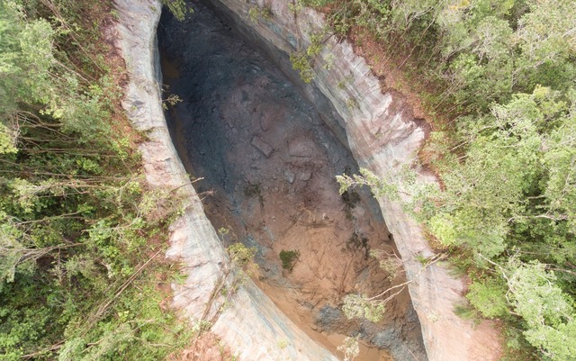 Cratera misteriosa na Bahia aumentou quase 3 metros em 7 dias Cratera misteriosa na BA aumentou quase 3 m em 7 dias (Foto: OrtoPixel – Soluções com Drones, Geotecnologias e Arquitetura)