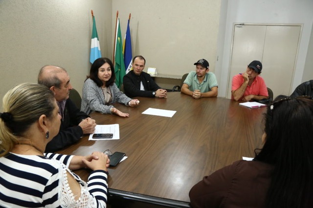 Délia recebe moradores do Parque dos Jequitibás e apresenta investimento de R$ 3 milhões Prefeita e secretários receberam representantes da associação de moradores do Parque Jequitibás – A.Frota