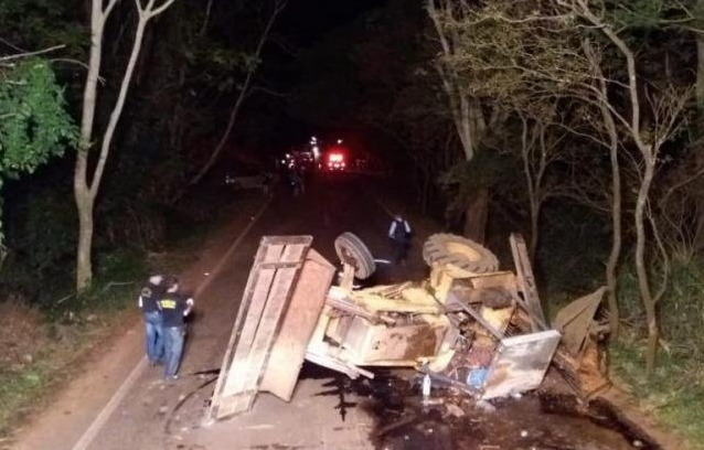Trator tomba e mata trabalhador ao ser atingido por caminhonete na MS-276 Com o impacto a máquina agrícola tombou sobre a vítima e a camionete derrapou e parou as margens da pista. (Foto: Adilson Domingos)