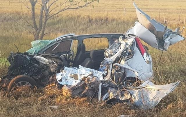 Colisão entre carro e carreta mata mulher de 43 anos na BR-158 Ford Fiesta ficou completamente destruído após a batida. (Foto: Ricardo Ojeda/Perfil News)