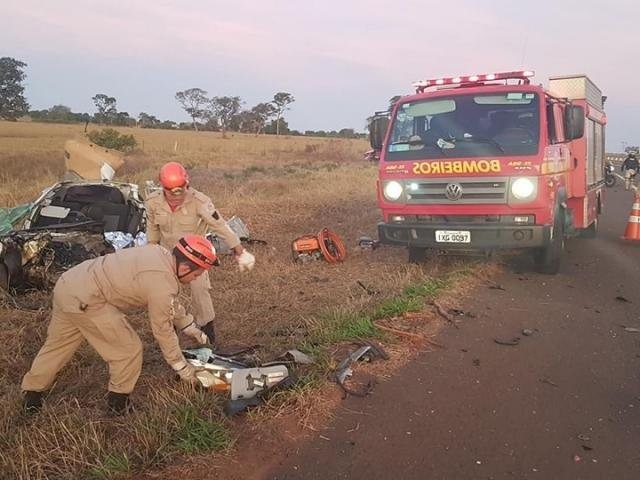 Colisão entre carro e carreta mata mulher de 43 anos na BR-158 Bombeiros durante a remoção dos destroços da colisão. (Foto: Ricardo Ojeda/Perfil News)