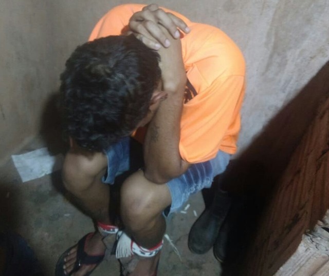 Grupo é preso em flagrante após amarrar, ameaçar com arma e fazer 'julgamento' com homem em MS Vítima em MS estava passando por uma espécie de julgamento (Foto: Polícia Militar/Divulgação)