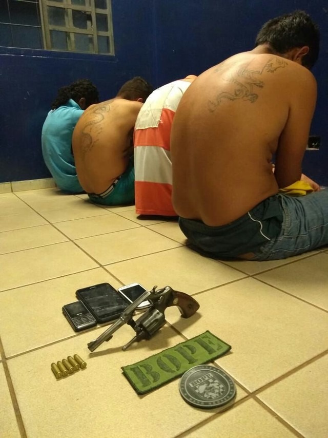 Grupo é preso em flagrante após amarrar, ameaçar com arma e fazer 'julgamento' com homem em MS Suspeitos foram presos em flagrante por sequestro, cárcere, ameaça e porte de arma de fogo em MS (Foto: Polícia Militar/Divulgação)