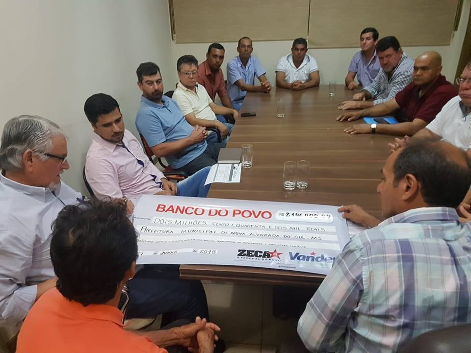 Prefeito Arlei, Zeca do PT e Vander Loubet assinam ordem de serviço para a comunidade do Distrito de Pana Prefeito Arlei, Zeca do PT e Vander Loubet assinam ordem de serviço para a comunidade do Distrito de Pana