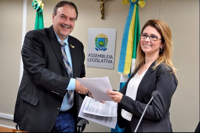 Presidente da Comissão de Saúde, Dr. Paulo Siufi assina convênio com farmacêuticos magistrais Presidente da Comissão de Saúde, Dr. Paulo Siufi assina convênio com farmacêuticos magistrais