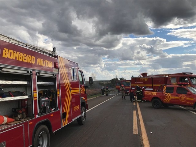 No Dia do Bombeiro, coronel fala de paixão que passou de pai para filho: 'Nunca houve limite para salvar vidas' Foram utilizados oito mil litros de água para conter as chamas em MS (Foto: Corpo de Bombeiros/Divulgação)
