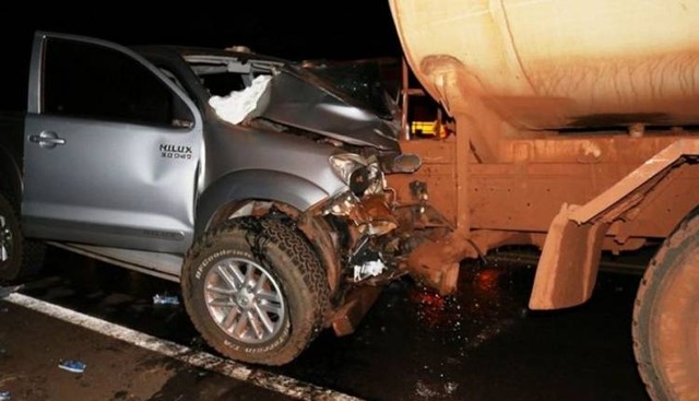 Hilux bate em traseira de caminhão pipa na rodovia e motorista morre Hilux bate em traseira de caminhão pipa na rodovia e motorista morre
