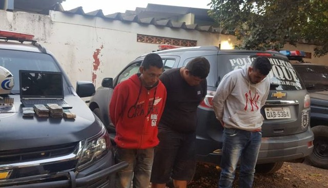 Bandidos rendem família, roubam R$ 50 mil e na fuga dão de cara com viatura do Choque Bandidos rendem família, roubam R$ 50 mil e na fuga dão de cara com viatura do Choque