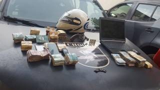 Bandidos rendem família, roubam R$ 50 mil e na fuga dão de cara com viatura do Choque Bandidos rendem família, roubam R$ 50 mil e na fuga dão de cara com viatura do Choque