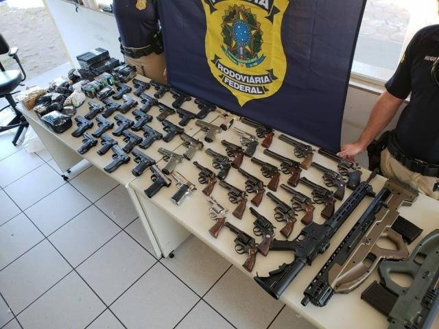 Armamento sendo quantificado pelos policiais após o flagrante. (Foto: PRF)